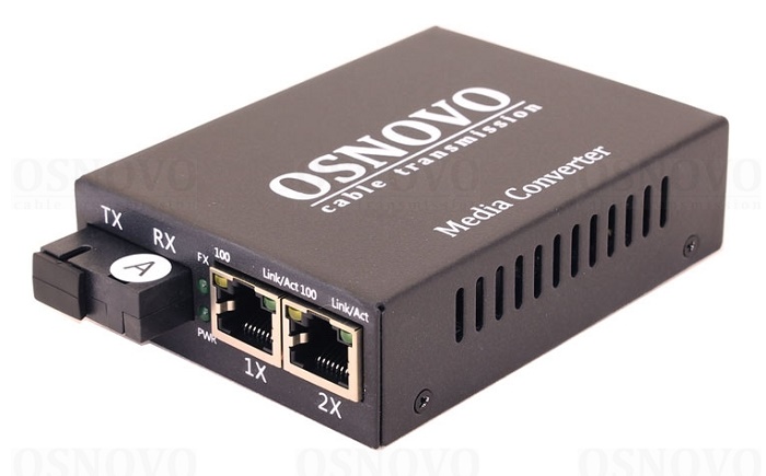 Оптический медиаконвертер Fast Ethernet. 2 медных порта (RJ45) 10/100Base-T (IEEE 802.3i, IEEE 802.3u, IEEE 802.3x), 1 оптический порт (SC, tx1310нм/rx1550нм) 100Base-FX. Дальность передачи по оптической линии до 20км 