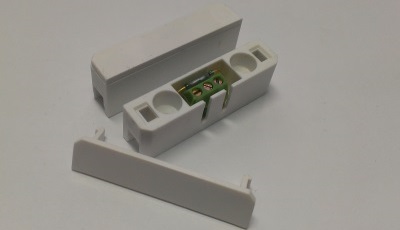 Магнитоконтактный миниатюрный извещатель с крышкой и встроенной колодкой