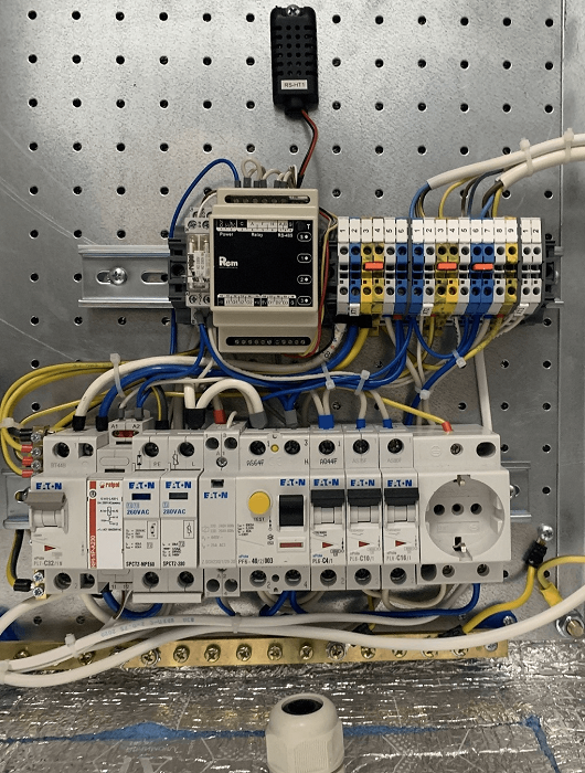 Шкаф всепогодный напольный 24U (Ш700 × Г900), комплектация Т1 с контроллером MC1 и датчиками